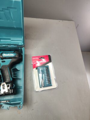 Аккум. дрель-шуруповерт MAKITA CXT DF 333 DWAE в чем. + набор бит уцененный (0221897312)